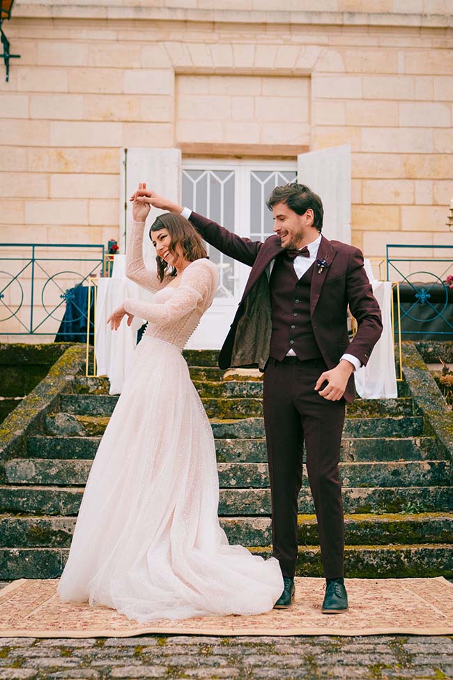 Un couple heureux dans des vêtements de mariage élégants dans un décor charmant et historique.