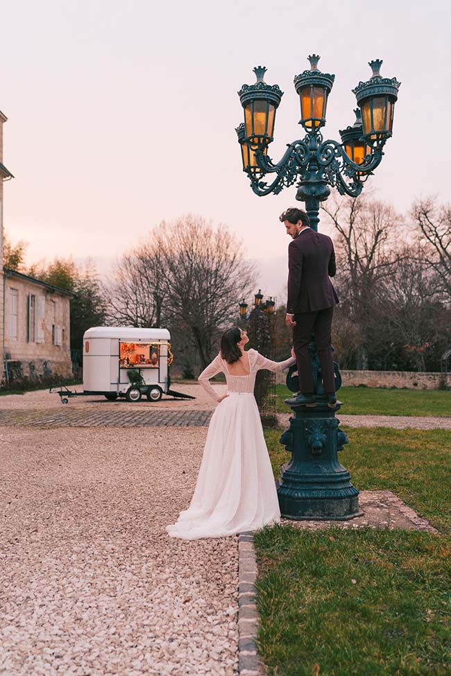 Un couple de mariés tendre et romantique dans un décor charmant et moderne.