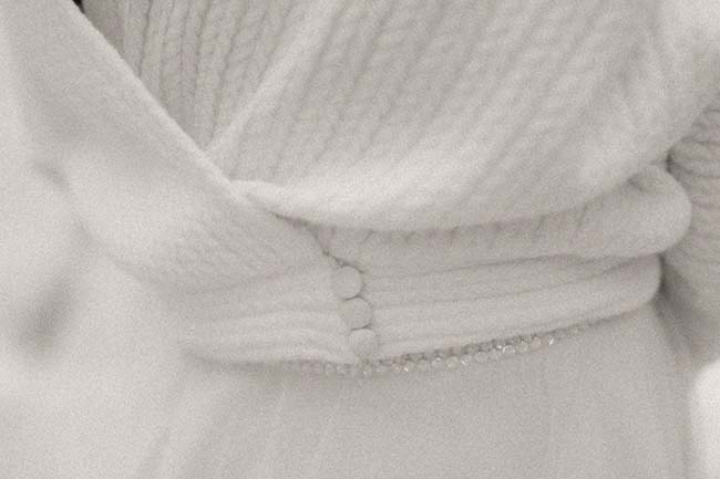 Chaleureuse robe blanche ornée de strass, idéale pour un mariage sous la neige.