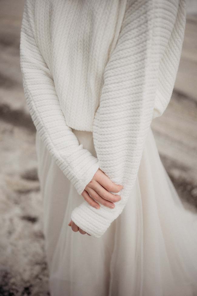 Élégance sous la neige, un manteau doux pour une cérémonie romantique.
