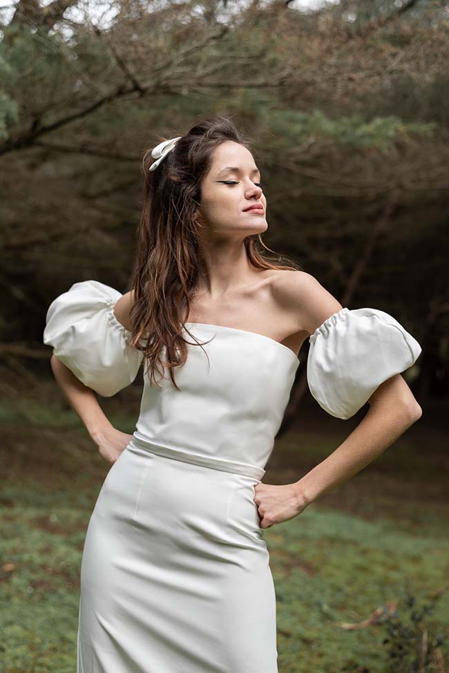 Magnifique robe blanche en缎，épaules dénudées et manches puffs，parfaite pour une mariée audacieuse et raffinée dans un