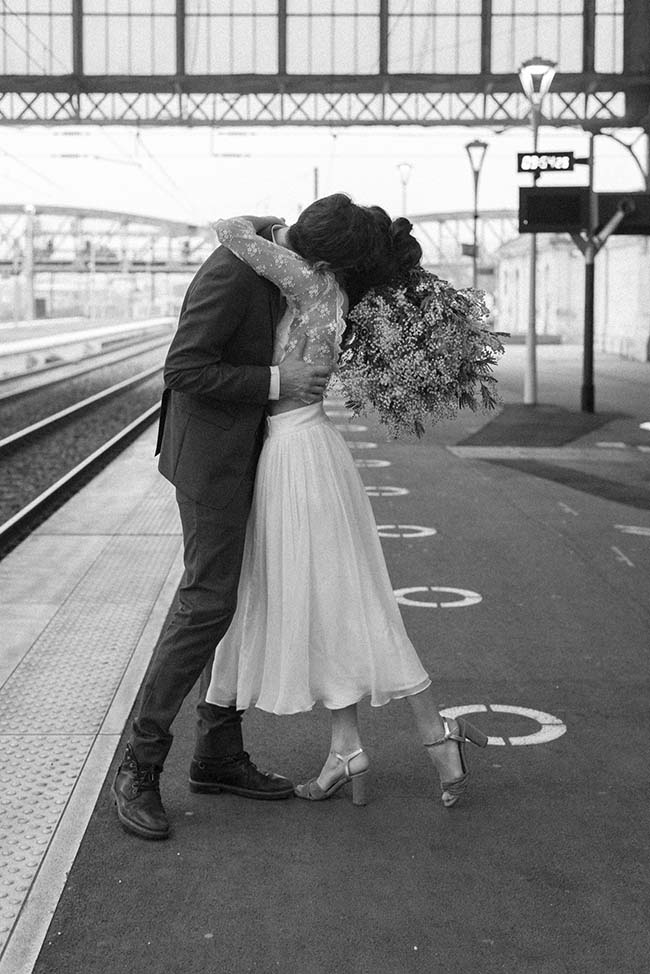Un couple romantique partage un baiser tendre au sein d'un décor en noir et blanc, capturant l'essence de l'amour et de