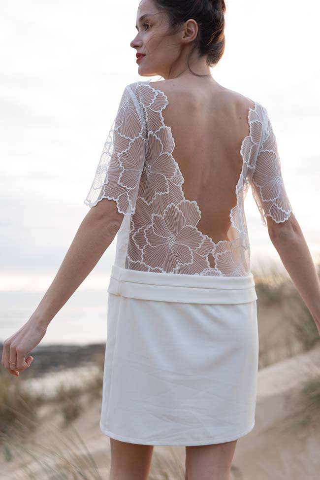 Modele en blanc légèrement soufflé dans une collection de mariage audacieuse.