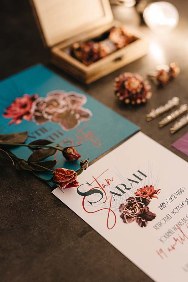 Un coup d'œil romantique sur une invitation de mariage colorée et détaillée, inspirée du pop folk.