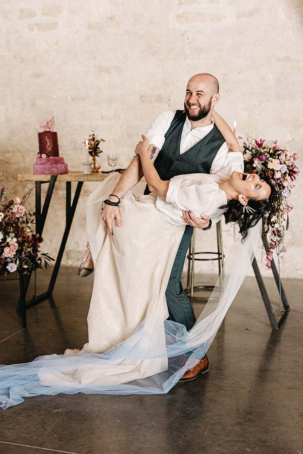Magique scène de mariage avec un couple heureux et romantique, décoré de fleurs et d'un gâteau à deux étages, inspiré