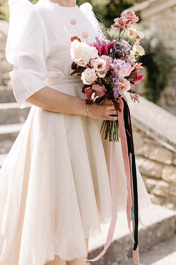 Un bouquet vibrante de fleurs roses et fuchsia parfaite pour un mariage pop folk coloré.