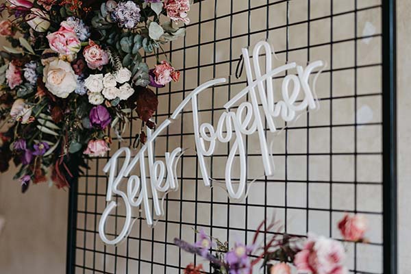 Magnifique installation florale avec "Better Together" pour un mariage coloré et pop folk inspiré.