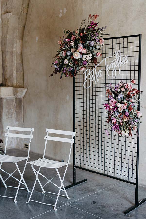 Magnifique installation florale pour un mariage coloré avec une atmosphère pop folk.