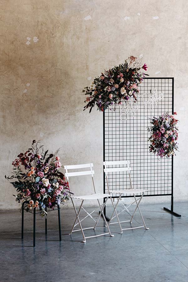 Un décor coloré avec des fleurs vives et un arbre de mariage blanc, idéal pour un mariage pop folk.