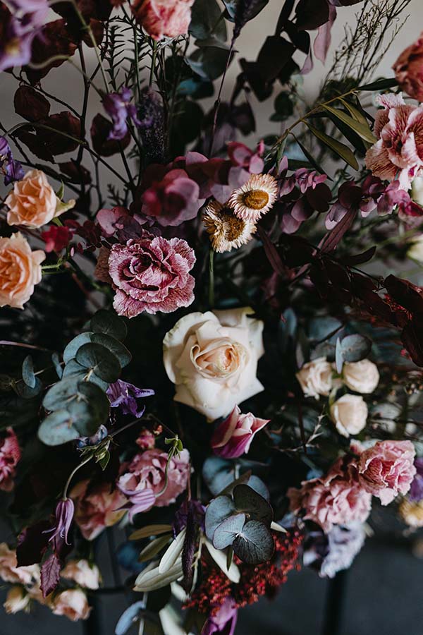 Magnifique bouquet de fleurs dans des tons de roses, roses et brun, créant un atmosphere romantique et chaleureuse.