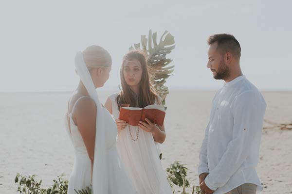 Magasin de mariage français : « Un couple se marie sur une plage paisible au Pays de Loire, entouré d'un décor