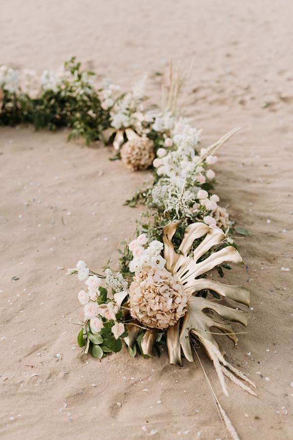 Magnifique garde-fête en fleurs sur la plage, idéal pour un mariage en Pays de Loire.