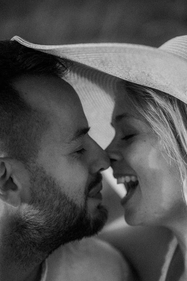 Un couple heureux près de la mer, prêt à célébrer leur amour en Pays de Loire.