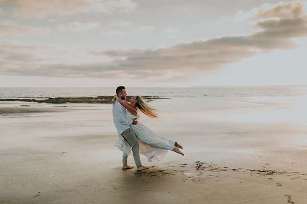 Un couple romantique dans une scène de plage paisible au Pays de Loire.