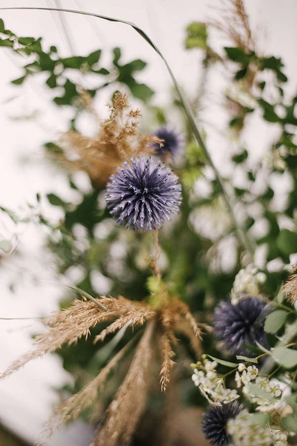 Un bouquet romantique et élégant pour un mariage en Rhône-Alpes, avec des fleurs bleu et brunes, accompagnées de brins