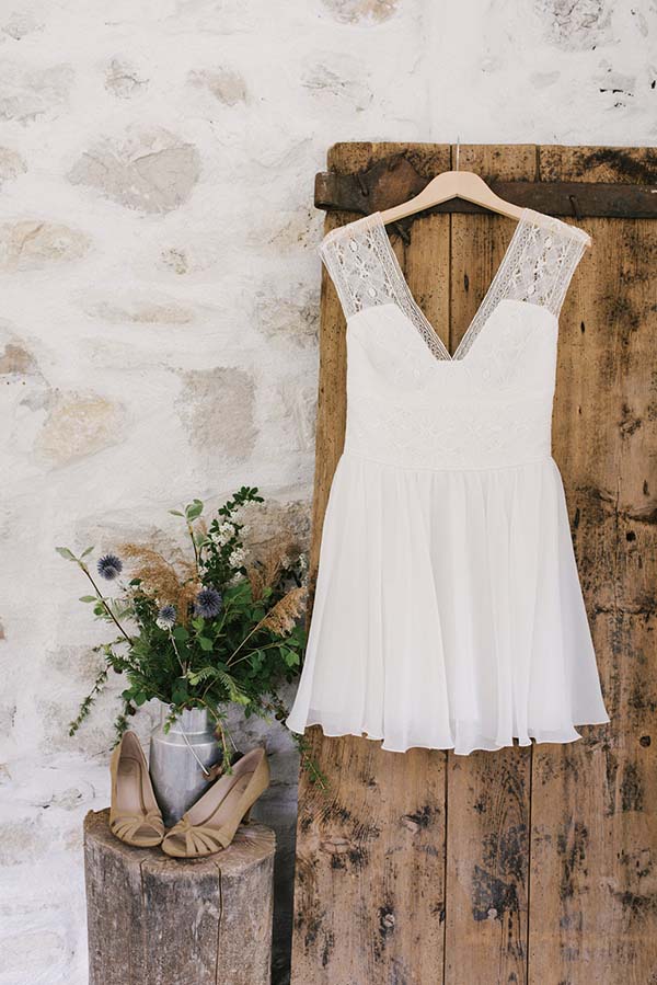 Une robe blanche élégante et discrètement ornée, parfait pour un mariage en Rhône-Alpes.