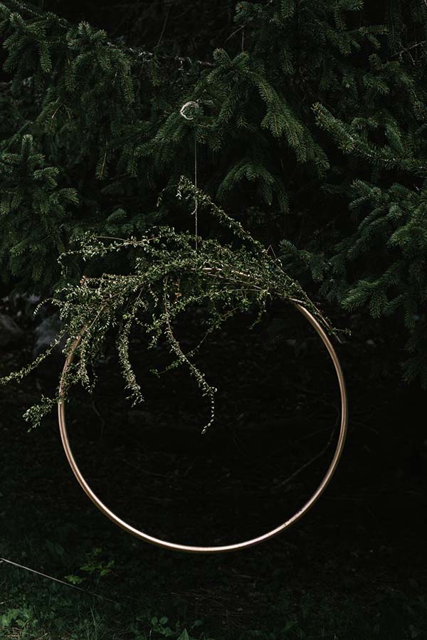 Un arc de bronze suspendu au milieu d'un décor verdoyant, idéal pour un mariage en plein air dans les Alpes du Rhône.