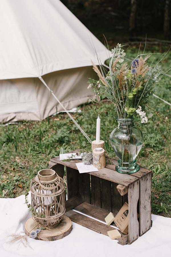 Évocation romantique d'un mariage en plein air avec tent et décoration naturelle.