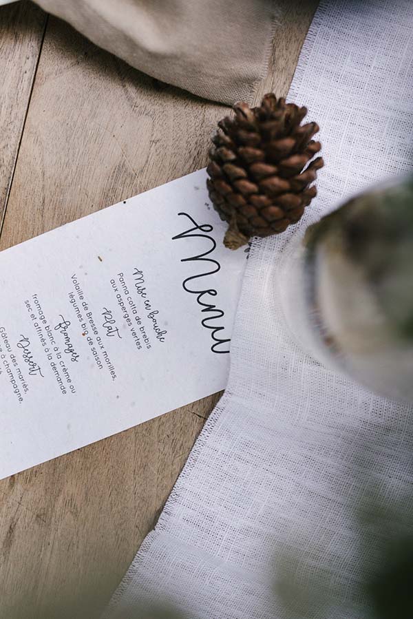 Menu romantique et élégant pour un mariage en Rhône-Alpes, avec un toucher naturel de pinconne.