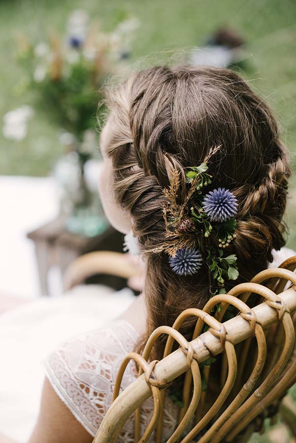 Une jeune femme dans un décor romantique au cœur des Alpes du Rhône, avec des fleurs vives dans les cheveux.