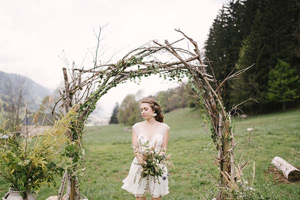 Magique scène d'un mariage en plein air dans les Alpes du Rhône, avec une jeune mariée dans un joli costume blanc