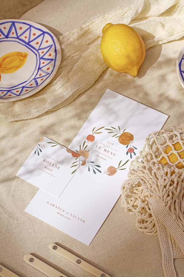 Élegance et chaleur pour une table de mariage avec un design floral et des accents de citron.