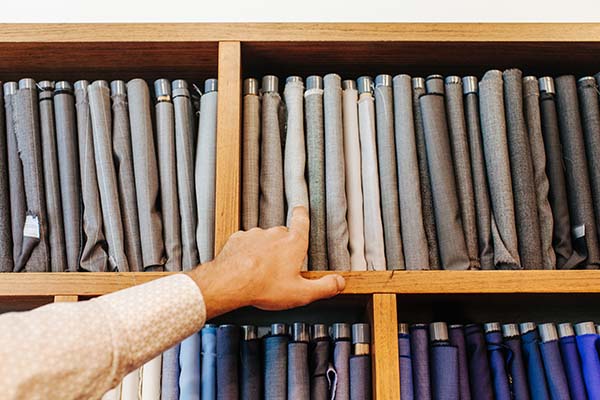 Élégance et choix détaillé dans un magasin de vêtements de mariage, avec une variété de couleurs de cravates