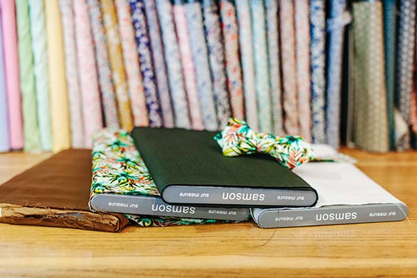 Couverture de livre et tissus colorés, idéal pour inspirer les mariages.