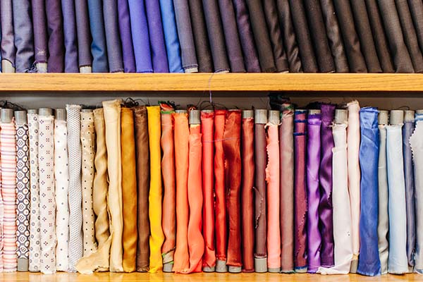 Une variété de tissus pour les vêtements de mariage, offrant une gamme de couleurs et de motifs pour inspirer les futures mariées.