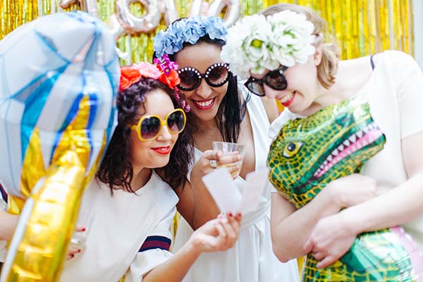 Amusez-vous avec des photobooths colorés et fantaisistes pour créer des souvenirs mémorables.