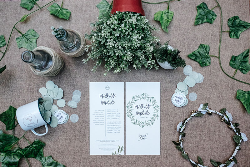 Élégantes invitations de mariage avec un thème botanique, des fleurs et des feuilles vertes, pour un sentiment naturel