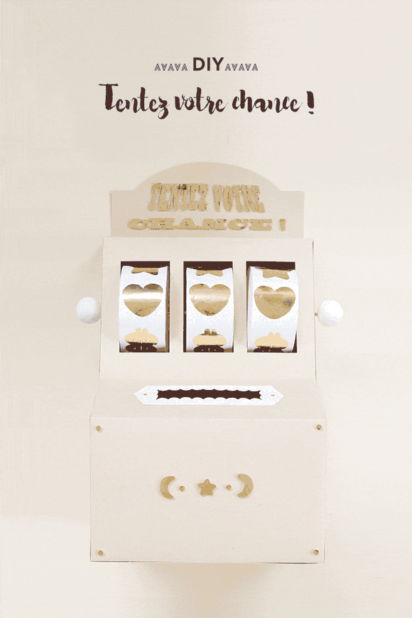 Un machine à sous artisanale avec trois façades ornées de coeur, invitant à l'entertainment et au bonheur.