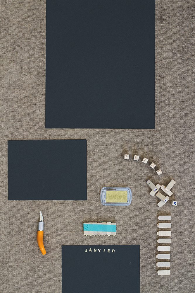 Un tableau de travail inspirant pour une session photographique de mariage, avec des éléments colorés et variés.