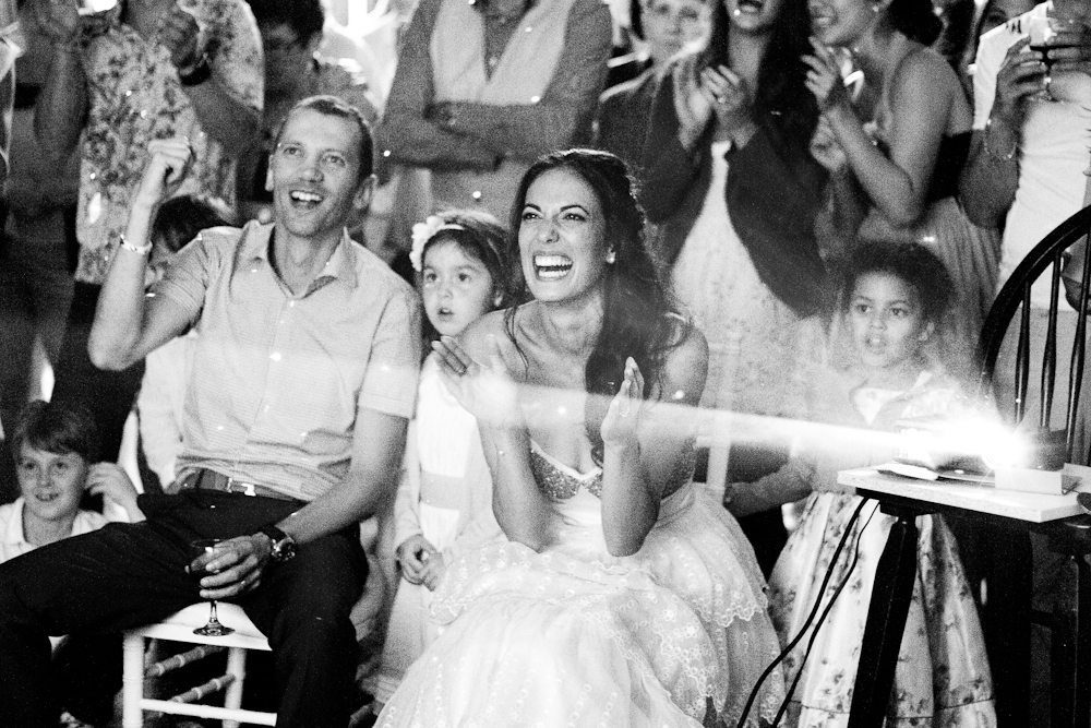 Une famille enthousiaste se réjouit d'un moment joyeux lors d'une fête de mariage.