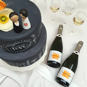 Un gâteau de mariage unique avec figurines de mari et mariée, accompagné de bouteilles de champagne, symbolisant