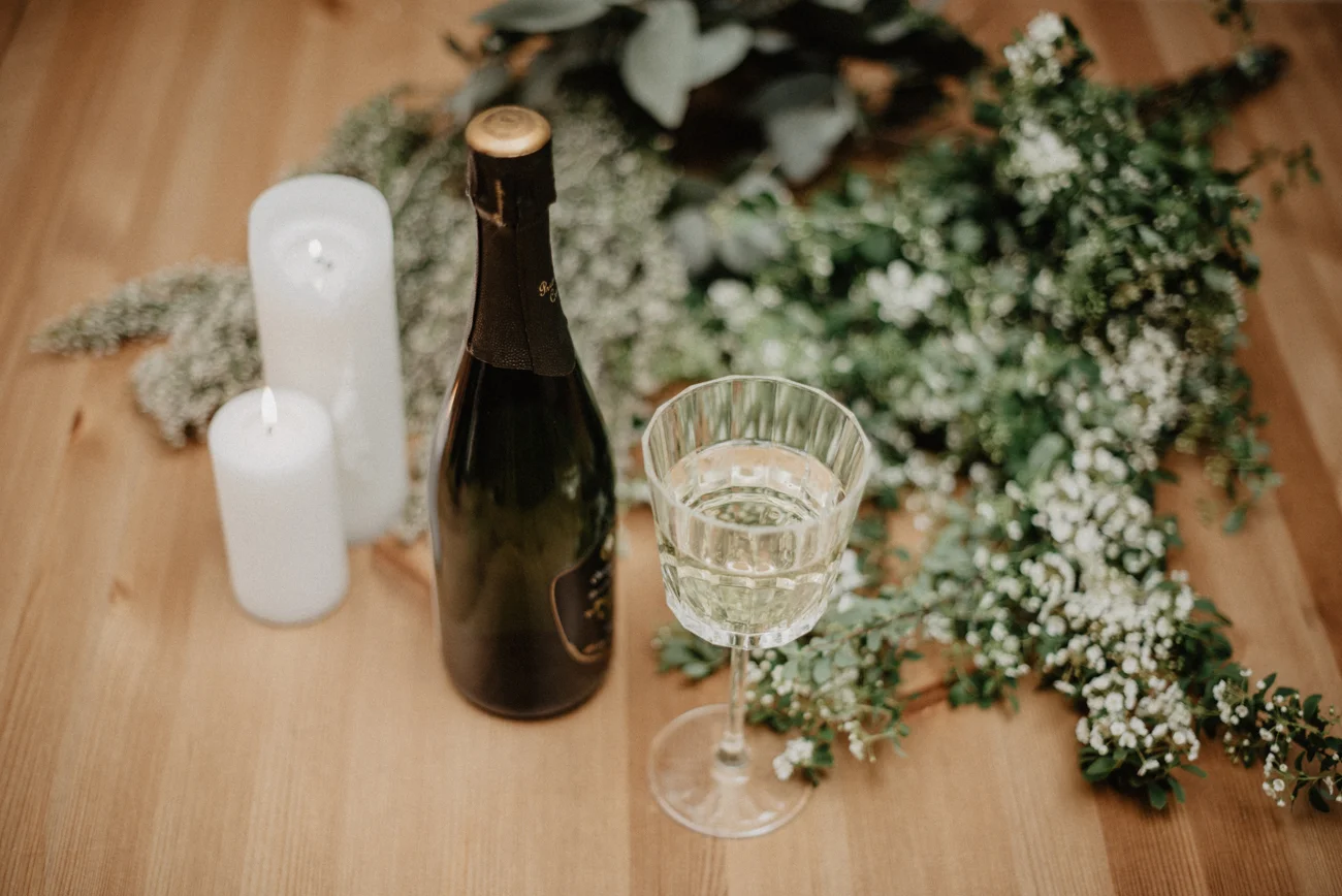 Évocation romantique d'un mariage avec un verre de vin blanc et des brisques doux.