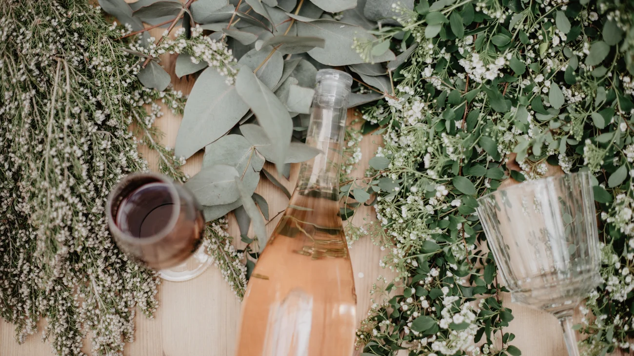 Découvrez l'ambiance romantique et élégante d'un mariage avec ces vins soigneusement sélectionnés et présentés.