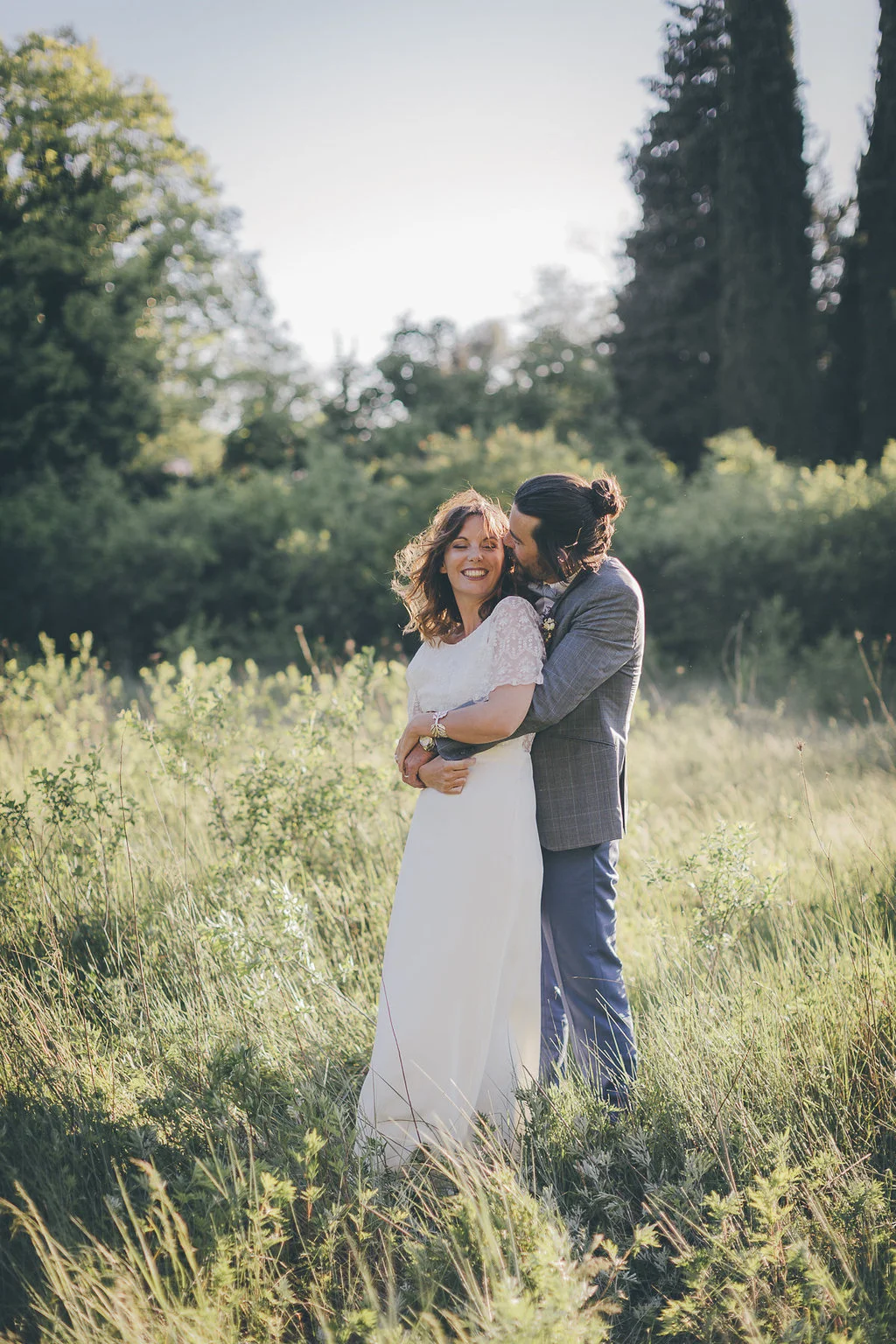 Un couple heureux dans une scène romantique au sein d'un champ verdoyant, capturant l'essence de la douceur et de l'amour.