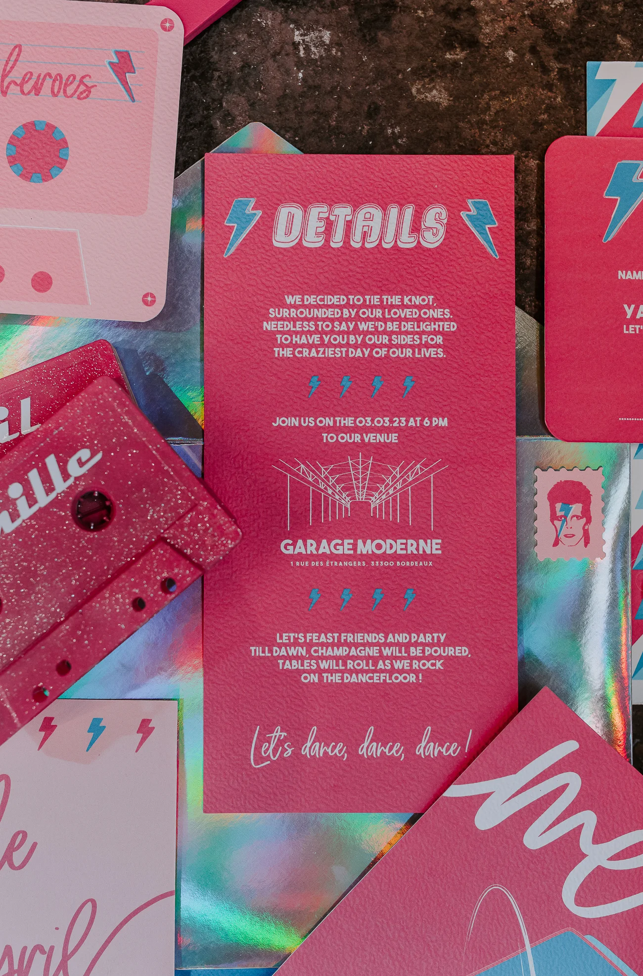 Un design vibrante et audacieux pour un mariage en rose Bowie, avec des détails éclatants et une atmosphère raffinée.