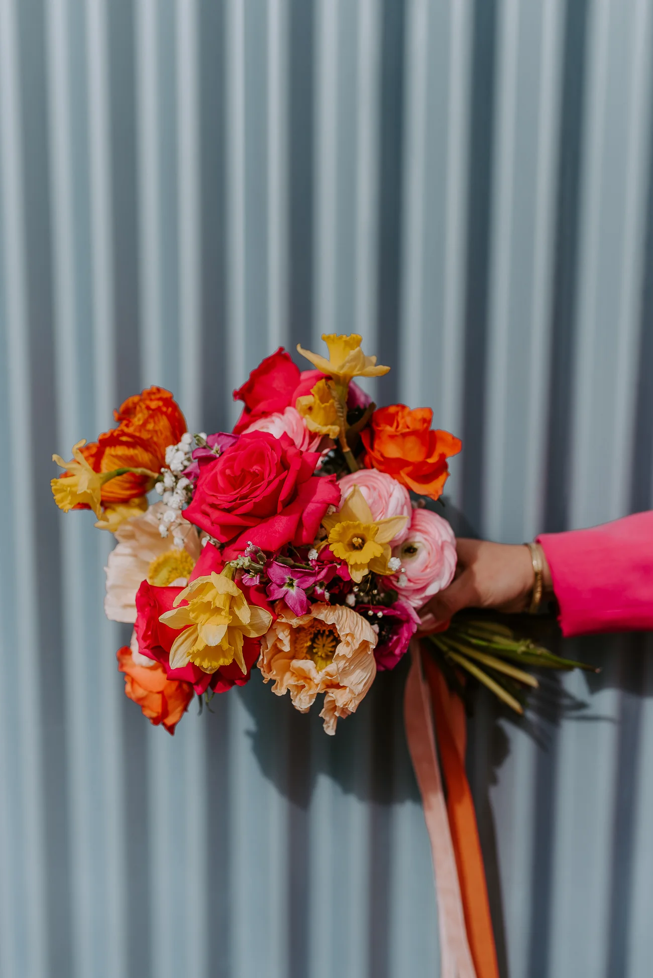 Un bouquet vibrante de fleurs roses, jaunes et oranges, un parfum de l'harmonie et de l'optimisme pour un mariage Pink Bowie.