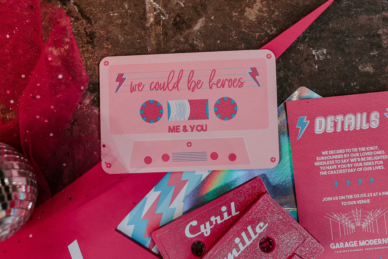 Un événement romantique avec un thème pink Bowie, des invitations créatives et des détails colorés.