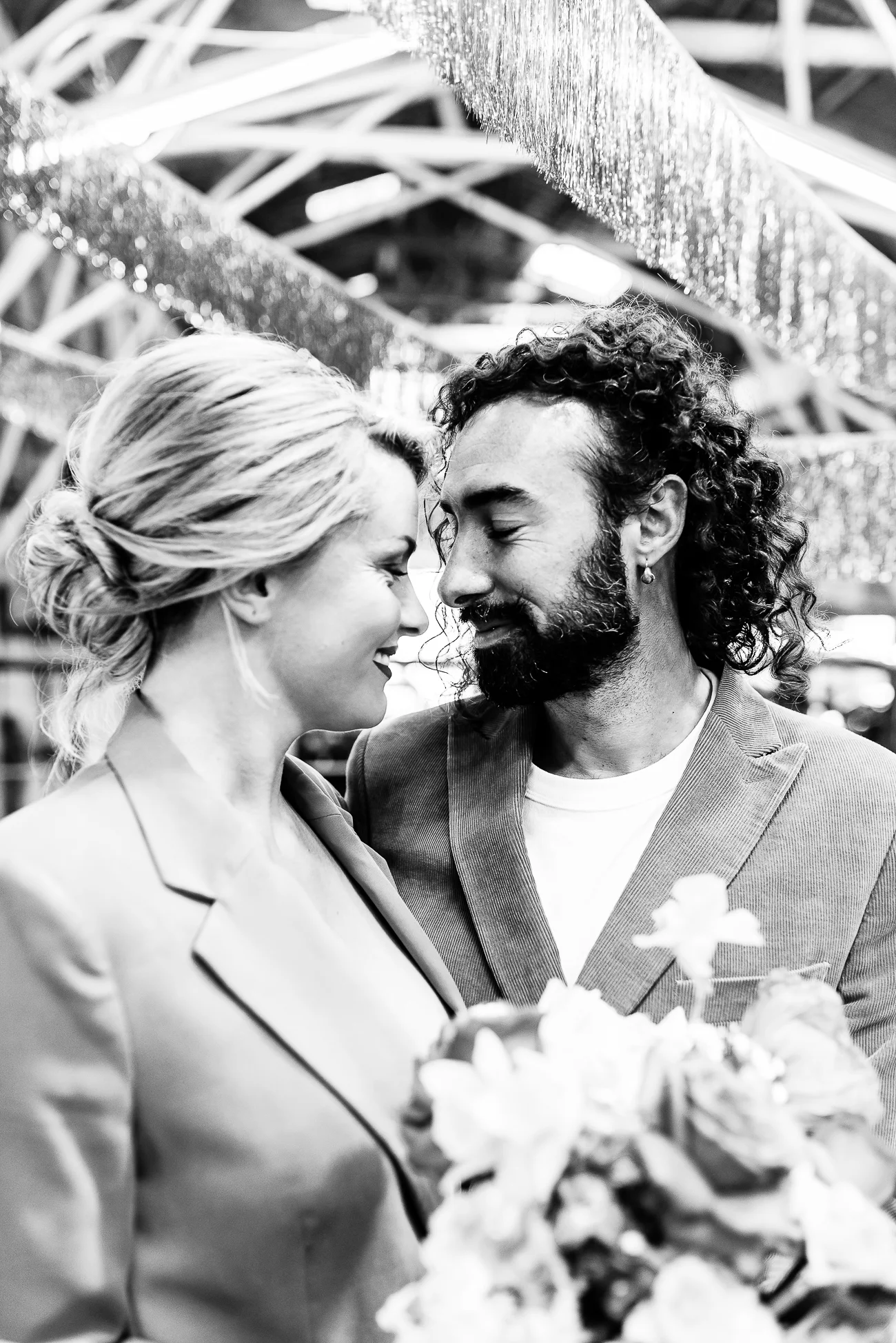 Un couple heureux se regarde dans les yeux, entouré de décorations époustouflantes, dans un scène romantique d'un