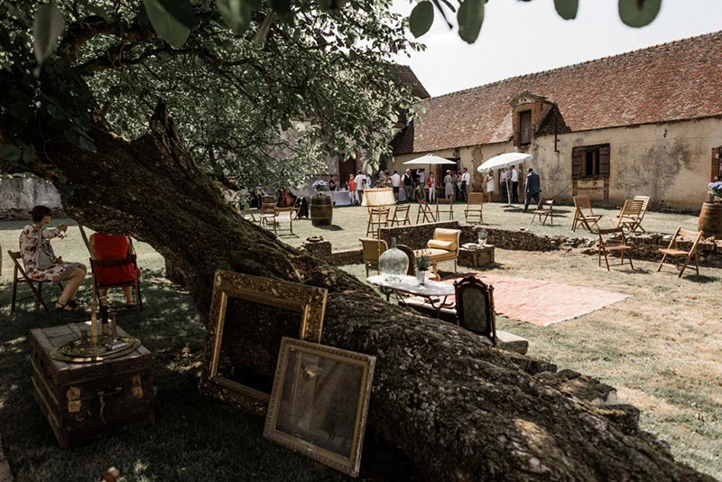 Décoration champêtre et vintage sous un grand arbre pour la réception du mariage de Jade & Sully.