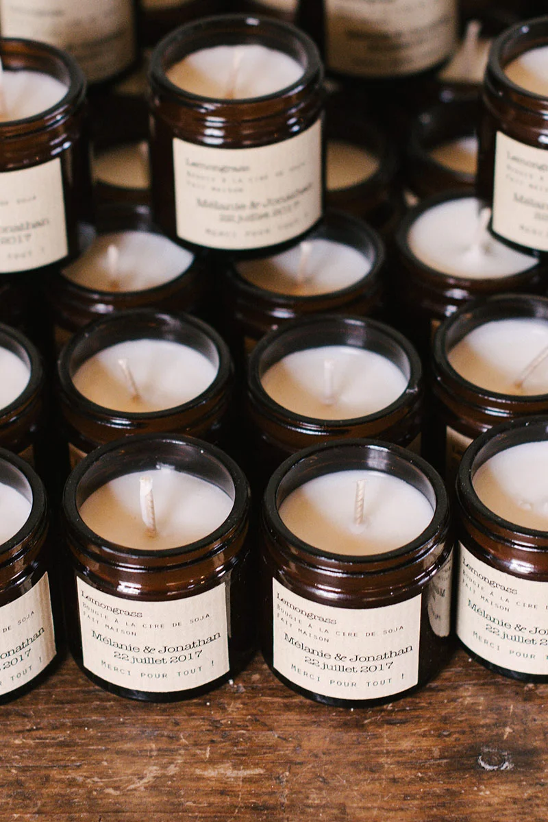 Bougies artisanales en pots ambrés avec étiquettes personnalisées pour le mariage de Mélanie et Jonathan.