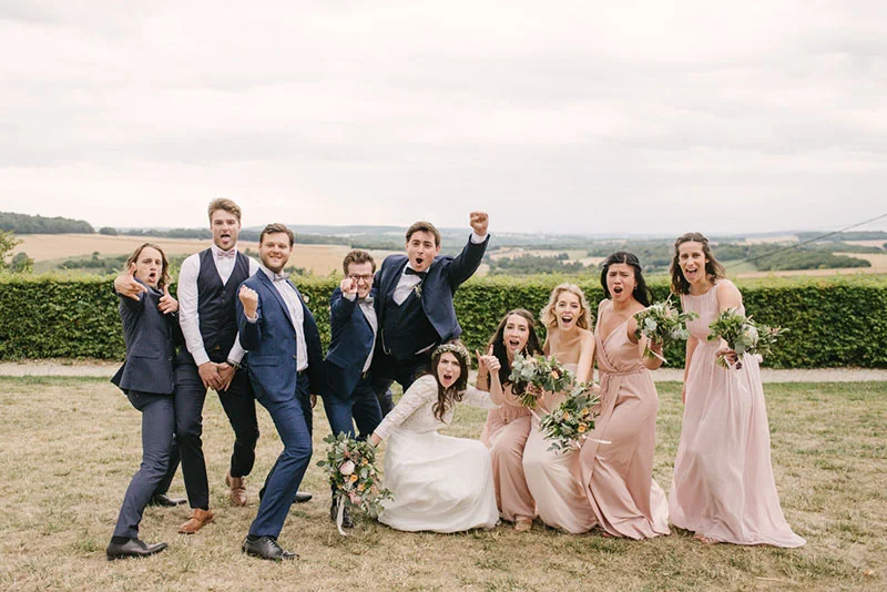 Mélanie et Jonathan célèbrent leur mariage avec leurs témoins dans une ambiance joyeuse et décontractée en plein air.