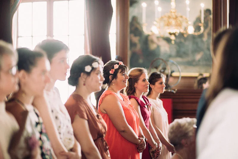 Groupe de demoiselles d'honneur souriantes et colorées alignées lors du mariage de Clara et Julien.