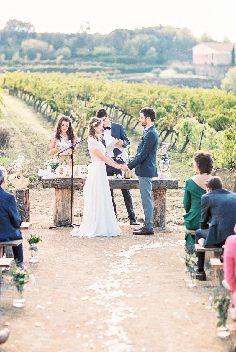 Mariage champêtre de Julia et Maxime dans un vignoble, avec une cérémonie romantique en plein air aux tons doux.