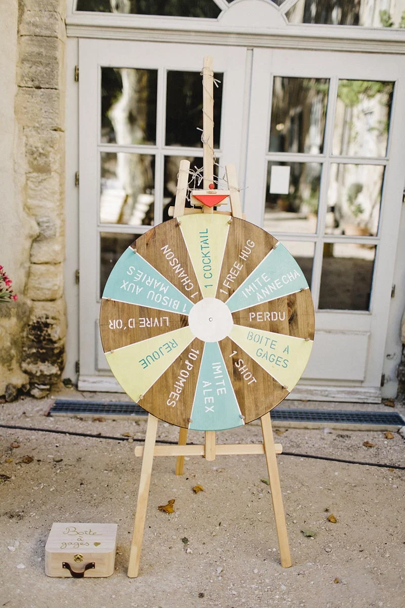 Roue de jeu en bois colorée sur chevalet pour l'animation du mariage d'Anne-Charlotte et Alexandre.