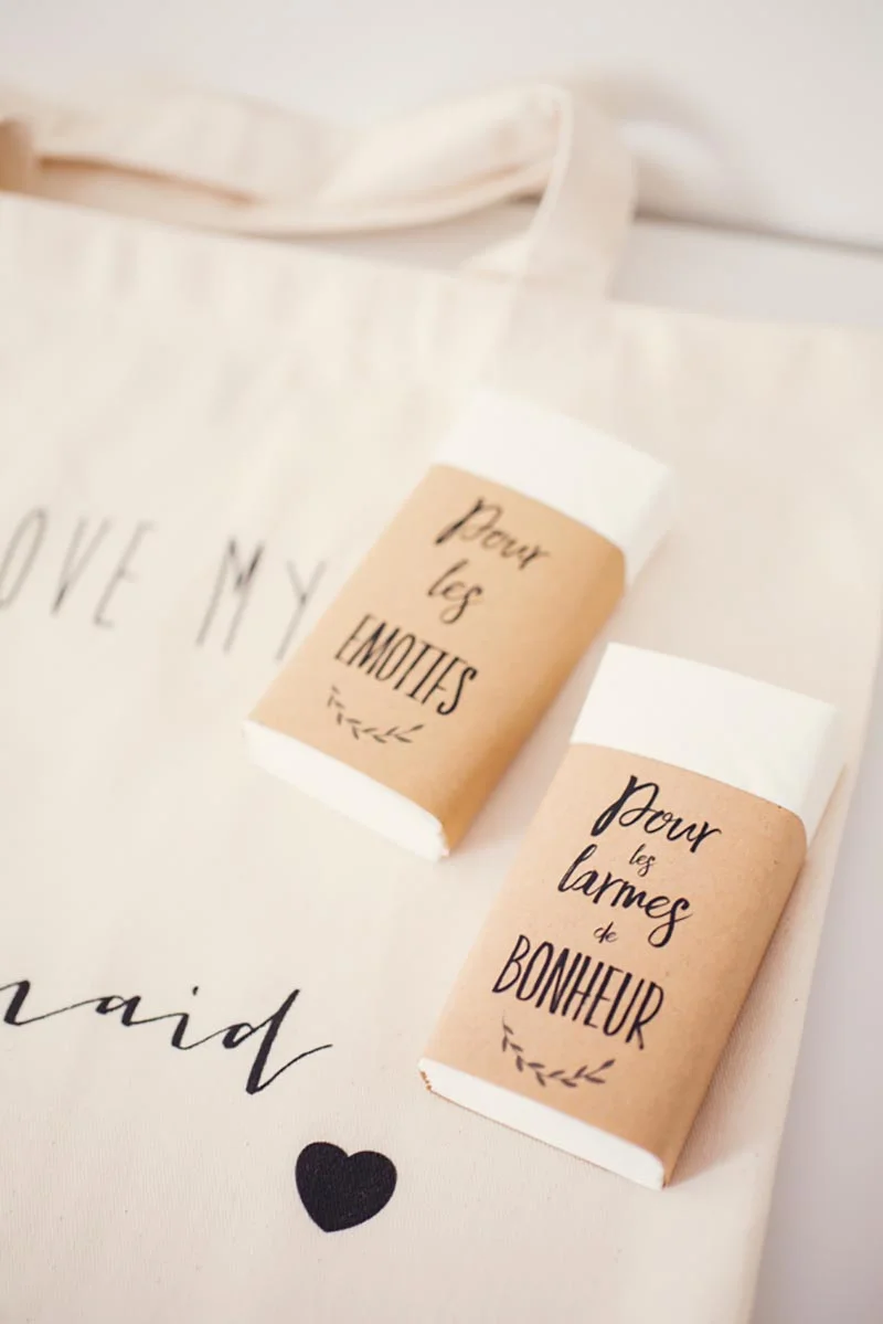 Deux mouchoirs en papier kraft personnalisés posés sur un tote bag blanc cassé.