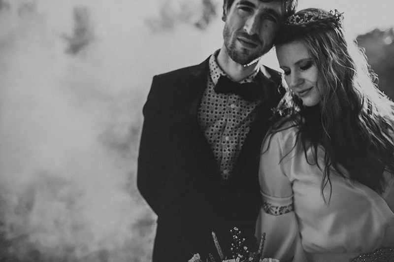 Portrait en noir et blanc d'un couple marié au style bohème et romantique.